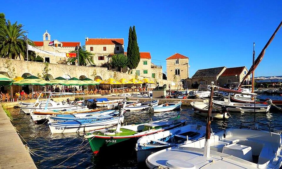 Bol,_Croatia_-_panoramio_-_Zoran_Kurelić_Rabko_(1)